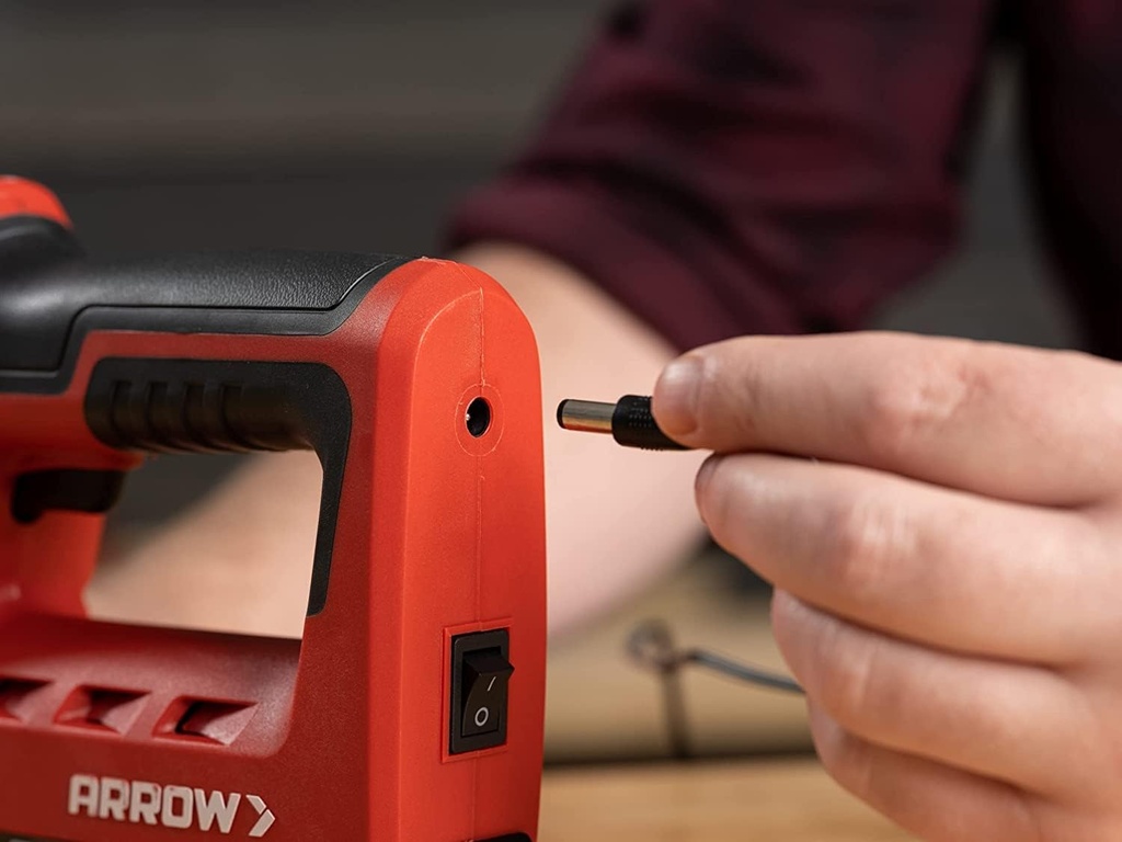 Grapadora Arrow ET501C - Pistola profesional inalámbrica 5 en 1 para grapas y clavos